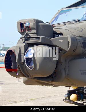 AH-64 Apache Kampfhubschrauber für die Öffnung für Besucher im Marine Hauptquartier Kaohsiung in Taiwan. Am 24. Oktober 2015 Stockfoto