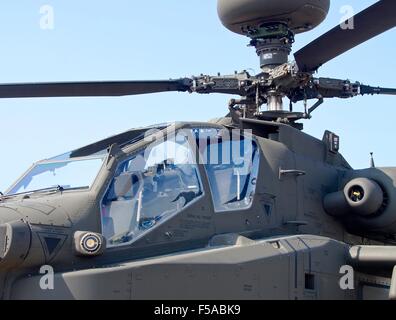 AH-64 Apache Kampfhubschrauber für die Öffnung für Besucher im Marine Hauptquartier Kaohsiung in Taiwan. Am 24. Oktober 2015 Stockfoto