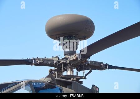 AH-64 Apache Kampfhubschrauber für die Öffnung für Besucher im Marine Hauptquartier Kaohsiung in Taiwan. Am 24. Oktober 2015 Stockfoto