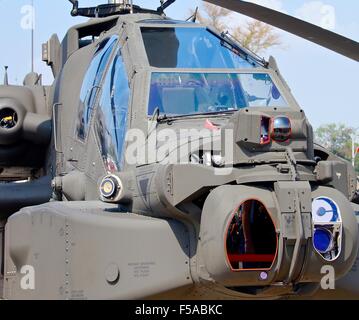 AH-64 Apache Kampfhubschrauber für die Öffnung für Besucher im Marine Hauptquartier Kaohsiung in Taiwan. Am 24. Oktober 2015 Stockfoto