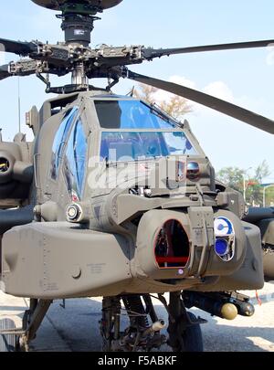 AH-64 Apache Kampfhubschrauber für die Öffnung für Besucher im Marine Hauptquartier Kaohsiung in Taiwan. Am 24. Oktober 2015 Stockfoto