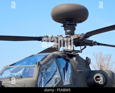 AH-64 Apache Kampfhubschrauber für die Öffnung für Besucher im Marine Hauptquartier Kaohsiung in Taiwan. Am 24. Oktober 2015 Stockfoto