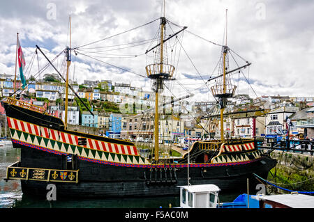 Eine vollständige Replik des Golden Hind, die als Kapitän von Sir Francis Drake umsegelt die Welt zwischen 1577 und 1580 Stockfoto