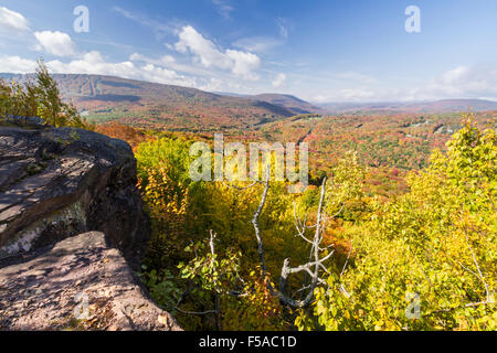 Peak Herbstfarben auf Belleayre Berg und Tal von einem Felsvorsprung auf Monka Hügel in den Catskills Berg von Upstate gesehen Stockfoto