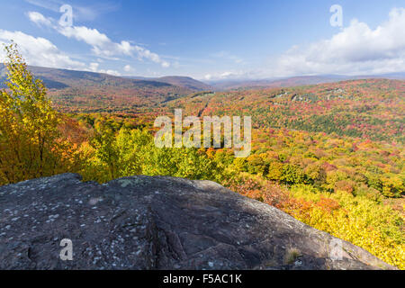 Peak Herbstfarben auf Bürste Kamm und Fleischmann Berg gesehen von einem Felsvorsprung auf Monka Hügel in den Catskills Berg von upstate Stockfoto