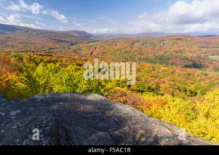 Peak Herbstfarben auf Bürste Kamm und Fleischmann Berg gesehen von einem Felsvorsprung auf Monka Hügel in den Catskills Berg von upstate Stockfoto