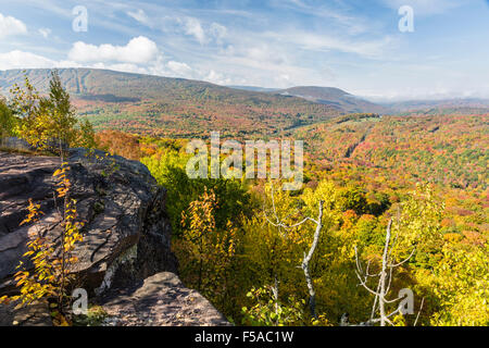 Peak Herbstfarben auf Belleayre Berg und Tal gesehen von einem Felsvorsprung auf Monka Hügel in den Catskills Mountains, New York Stockfoto