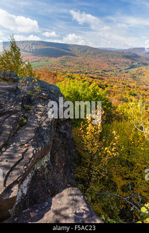 Peak Herbstfarben auf Belleayre Berg und Tal gesehen von einem Felsvorsprung auf Monka Hügel in den Catskills Mountains, New York Stockfoto