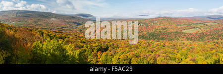 Peak Herbstfarben auf Belleayre Berg und Bürste Kamm gesehen von einem Felsvorsprung auf Monka Hügel in den Catskill-Bergen von Upstate New York Stockfoto