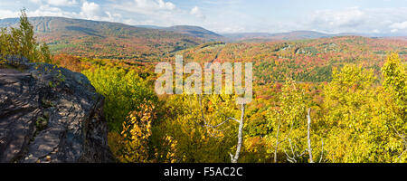 Peak Herbstfarben auf Belleayre Berg und Tal gesehen von einem Felsvorsprung auf Monka Hügel in den Catskills Mountain of New York Stockfoto