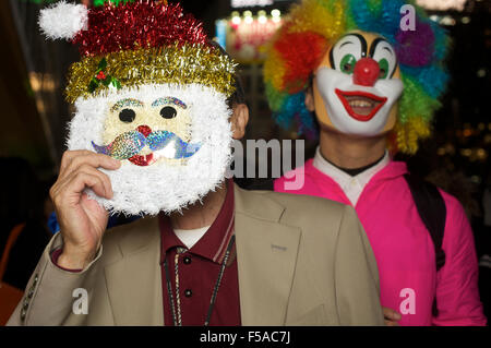 Tokyo Japan. 31. Oktober 2015. Ein paar von kostümierten Jecken posieren für Fotos bei der riesigen Halloween-Parade in Shibuya Bezirk von Tokio statt. Bildnachweis: Peter Blake/Alamy Live-Nachrichten Stockfoto