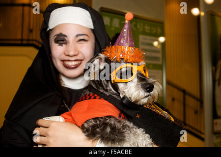 Tokyo Japan. 31. Oktober 2015. Atom der Hund und sein Freund bereiten Fotografien bei den Riesen, die, den Halloween-Parade in der Shibuya Bezirk von Tokio geführt. Bildnachweis: Peter Blake/Alamy Live-Nachrichten Stockfoto