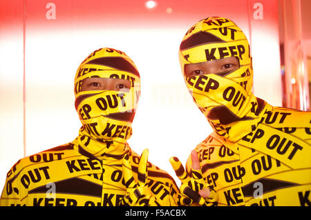 Tokyo Japan. 31. Oktober 2015. Ein paar von kostümierten Jecken posieren für Fotos bei der riesigen Halloween-Parade in Shibuya Bezirk von Tokio statt. Bildnachweis: Peter Blake/Alamy Live-Nachrichten Stockfoto