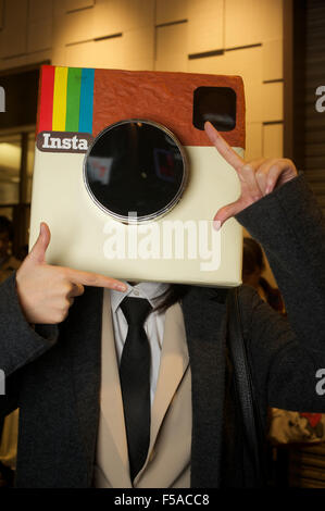 Tokyo Japan. 31. Oktober 2015. Eine Halloween-einheimischer posiert für Fotografen auf den Riesen, die, den Halloween-Parade in der Shibuya Bezirk von Tokio geführt. Bildnachweis: Peter Blake/Alamy Live-Nachrichten Stockfoto