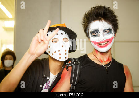 Tokyo Japan. 31. Oktober 2015. Ein paar von kostümierten Jecken posieren für Fotos auf der riesigen Halloween-Parade in Shibuya Bezirk von Tokio Kredit statt: Peter Blake/Alamy Live News Stockfoto