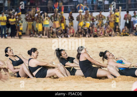 Palmas, Bundesstaat Tocantins, Brasilien. 29. Oktober 2015. Die Maori-Frauen-Team belasten das Seil während das Tauziehen bei den internationalen indigenen spielen in der Stadt von Palmas, Bundesstaat Tocantins, Brasilien. Bildnachweis: Sue Cunningham fotografischen/Alamy Live-Nachrichten Stockfoto