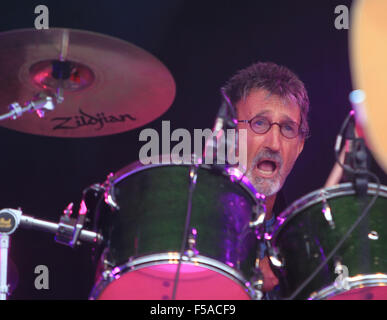 Eddie Jordan Schlagzeug mit seiner Band, Eddie und die Räuber mit: Eddie Jordan Where: Guilford, Vereinigtes Königreich: 30. August 2015 Stockfoto