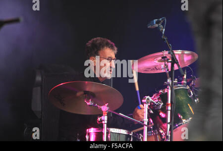 Eddie Jordan Schlagzeug mit seiner Band, Eddie und die Räuber mit: Eddie Jordan Where: Guilford, Vereinigtes Königreich: 30. August 2015 Stockfoto