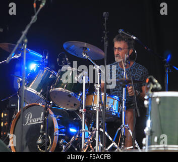 Eddie Jordan Schlagzeug mit seiner Band, Eddie und die Räuber mit: Eddie Jordan Where: Guilford, Vereinigtes Königreich: 30. August 2015 Stockfoto