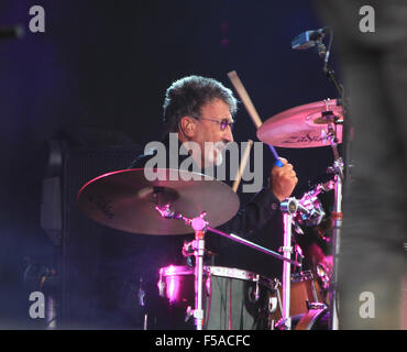 Eddie Jordan Schlagzeug mit seiner Band, Eddie und die Räuber mit: Eddie Jordan Where: Guilford, Vereinigtes Königreich: 30. August 2015 Stockfoto