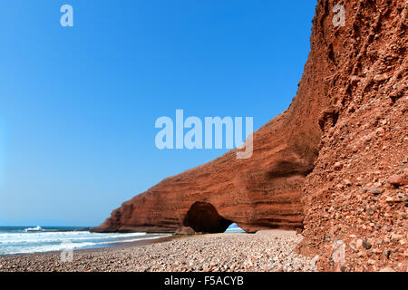 Meer getragen Naturstein Torbögen gegen strahlend blauen Himmel am Strand von Legzira, Marokko. Stockfoto