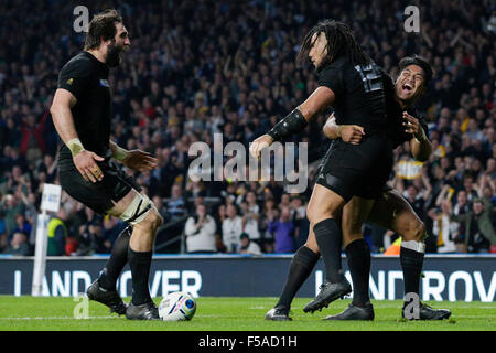 Twickenham, London, UK. 31. Oktober 2015. Rugby World Cup-Finale. Neuseeland gegen Australien. New Zealand Zentrum Ma'a Nonu feiert seinen Versuch mit Neuseeland Flügelspieler Julian Savea und Neuseeland zweite Reihe Sam Whitelock (links) Credit: Action Plus Sport/Alamy Live News Stockfoto