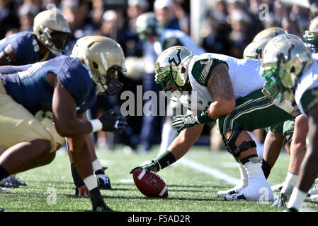 Annapolis, Maryland, USA. 31. Oktober 2015. South Florida Bulls beleidigender Störungssucher BRYNJAR GUDMUNDSSOR (66) reiht sich über den Ball während des amerikanischen Athletic Conference-Fußball-Spiels am Navy Marine Corps Memorial Stadium. Credit: Ken Inness/ZUMA Draht/Alamy Live-Nachrichten Stockfoto