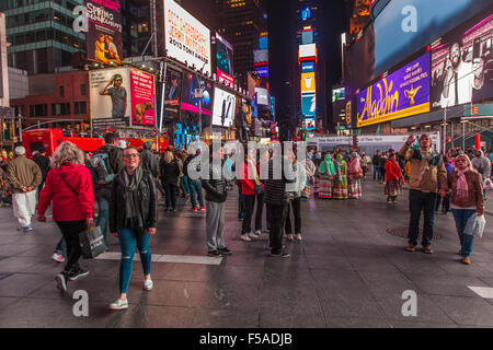 Times Square bei Nacht, Midtown Manhattan, New York City, Vereinigte Staaten von Amerika. Stockfoto