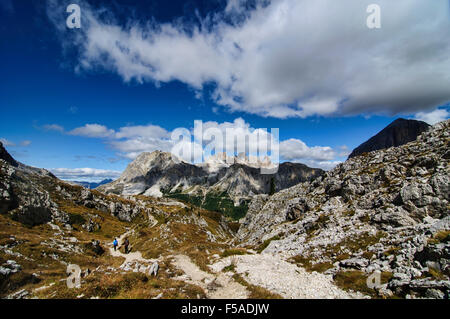 Wanderer auf den Cinque Torri di Averau aus Nuvolau, Dolomiten, Belluno, Italien Stockfoto