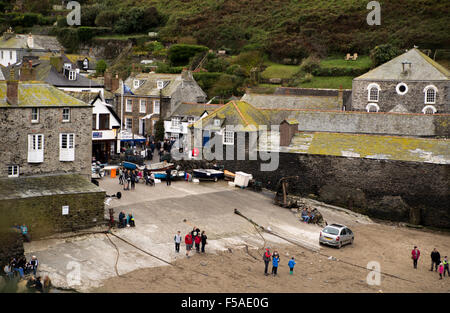 Dächer, Strand, Felsen und weiß getünchten Wänden in Port Isaac, Cornwall. Stockfoto