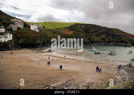 Dächer, Strand, Felsen und weiß getünchten Wänden in Port Isaac, Cornwall. Stockfoto