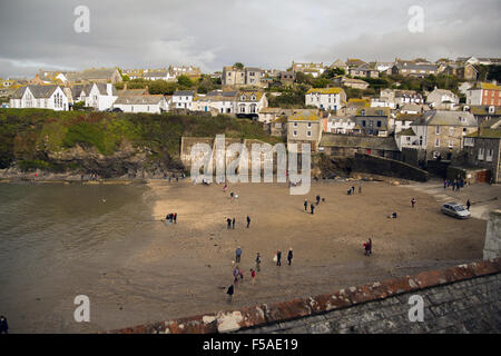 Dächer, Strand und weiß getünchten Wänden in Port Isaac, Cornwall. Stockfoto