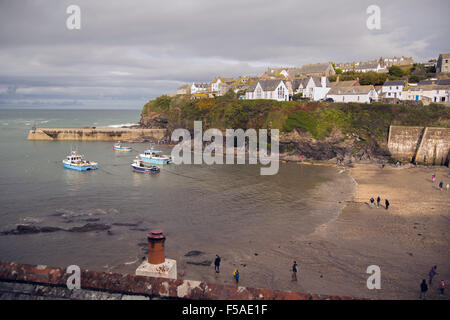 Dächer, Strand und weiß getünchten Wänden in Port Isaac, Cornwall. Stockfoto