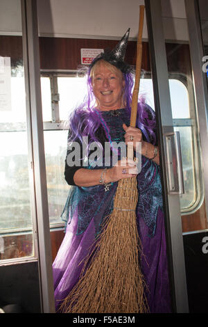 Belfast, UK. 31. Oktober 2015. Eine Frau gekleidet wie eine Hexe einen Besenstiel auf den Besenstiel Belle Halloween Express Dampfzug hält die von Belfast nach Whitehead und zurück Kredit lief: Bonzo/Alamy Live News Stockfoto