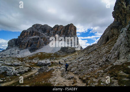 Trekker an den Cinque Torri di Averau aus Nuvolau, Dolomiten, Belluno, Italien Stockfoto