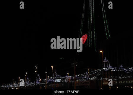 Nacht schräg anzeigen, Nord-rotes Herz am Fuße des grünen Lichter Turm, blaue Bling Illuminationen, zentralen Promenade Blackpool Stockfoto