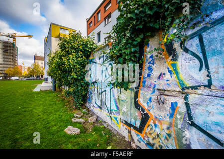 Graffiti auf Reste der Berliner Mauer in Berlin, Deutschland. Stockfoto