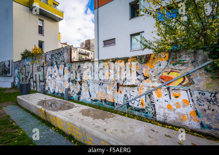 Graffiti auf Reste der Berliner Mauer in Berlin, Deutschland. Stockfoto