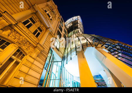 Das Tanzende Haus in der Nacht in Prag, Tschechien. Stockfoto