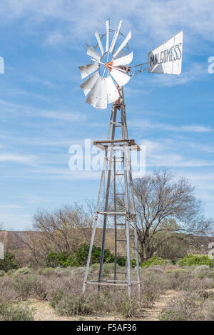 LOERIESFONTEIN, Südafrika - 11. August 2015: historische Windmühle im Museum in Loeriefontein in der Karoo-Region der Windmühle Stockfoto