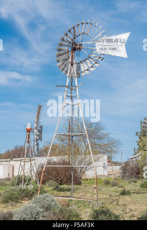 LOERIESFONTEIN, Südafrika - 11. August 2015: historische Windmühle im Museum in Loeriefontein in der Karoo-Region der Windmühle Stockfoto