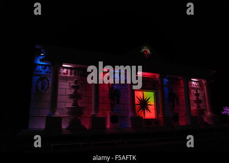 Nacht Blick rot, blau, grün römische Tempel "Feuer und Wasser-Tableau", den Klippen, Queens Promenade, Blackpool Illuminations Stockfoto