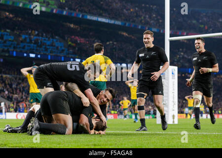 Twickenham, London, UK. 31. Oktober 2015. Rugby World Cup-Finale. Neuseeland gegen Australien. New Zealand-Spieler feiern nach Ersatz Outhalf Beauden Barrett ihren dritten Versuch verschweißbar Sieg Credit scores: Action Plus Sport/Alamy Live News Stockfoto