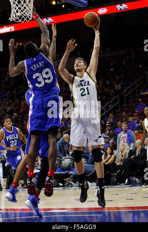 30. Oktober 2015: Utah Jazz Center Tibor Pleiss (21) nimmt den Schuss mit Philadelphia 76ers Jerami Grant (39) Verteidigung während der NBA-Spiel zwischen den Utah Jazz und die Philadelphia 76ers im Wells Fargo Center in Philadelphia, Pennsylvania weiterleiten. Die Utah Jazz gewann 99-71. Christopher Szagola/CSM Stockfoto