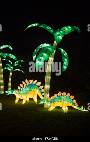 Dinosaurierlaternen beim Illuminasia Lantern Festival at Night, handgefertigt von Handwerkern, angetrieben von energieeffizienten LED-Lampen Stockfoto