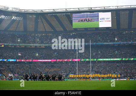 London, UK. 31. Oktober 2015. Die Wallabies stellen die Haka vor während der Rugby-Weltmeisterschaft zwischen Neuseeland und Australien - Twickenham Stadium, London. Bildnachweis: Cal Sport Media/Alamy Live-Nachrichten Stockfoto