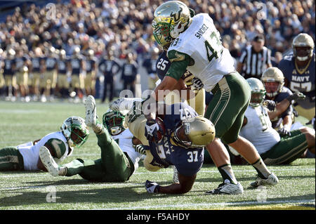 Annapolis, Maryland, USA. 31. Oktober 2015. Navy Midshipmen Verteidiger CHRIS SWAIN (37) kurz vor der Torlinie durch Linebacker AUGGIE SANCHEZ (43) bei der amerikanischen Athletic Conference-Fußballspiel am Navy Marine Corps Memorial Stadium in Angriff genommen wird. Marine schlagen Südflorida 29-17. Credit: Ken Inness/ZUMA Draht/Alamy Live-Nachrichten Stockfoto