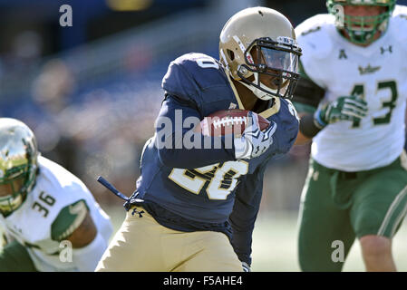 Annapolis, Maryland, USA. 31. Oktober 2015. Navy Midshipmen Runningback CALVIN CASS JR. (20) trägt den Ball während des amerikanischen Athletic Conference-Fußball-Spiels am Navy Marine Corps Memorial Stadium. Marine schlagen Südflorida 29-17. Credit: Ken Inness/ZUMA Draht/Alamy Live-Nachrichten Stockfoto