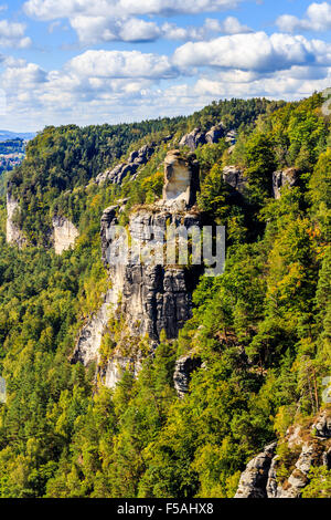 Panorama mit typischen Rock Zinnen an Bastei in Rathen, Sächsische Schweiz Stockfoto