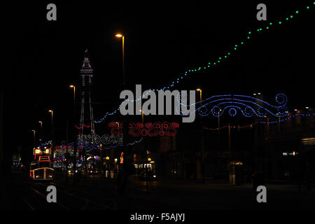 Nacht Schrägansicht, weiße Lichter Blackpool Tower, Schriftrollen Illuminationen, zentralen Promenade beleuchtete Straßenbahn Blackpool, UK Stockfoto